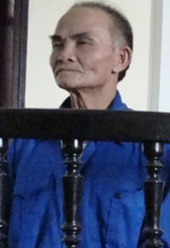 Bị cáo Cao Văn Tấn. Ảnh: Hồng Thắng. Nỗi đau gia đình người mẹ tuổi 14