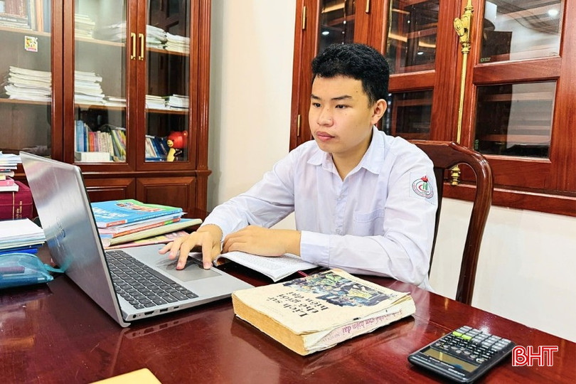 Em Nguyễn Hồng Phúc, lớp 12 Chuyên Sử, Trường THPT Chuyên Hà Tĩnh ôn luyện IELTS, tham gia các kỳ thi đánh giá năng lực để mở rộng cơ hội xét tuyển.