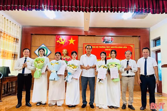 Tuổi 18 và niềm tin dưới cờ Đảng