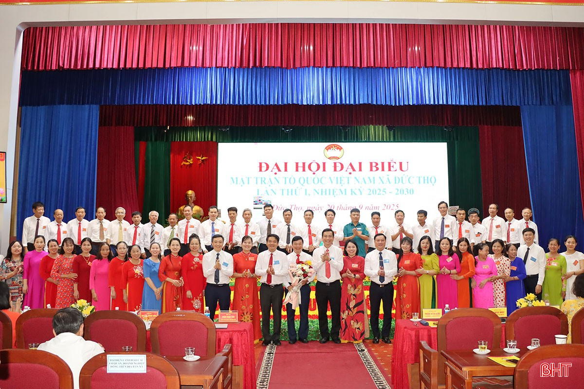 Đại biểu tặng hoa chúc mừng các ủy viên Ủy ban MTTQ Việt Nam xã Đức Thọ, nhiệm kỳ 2025 - 2030. bqbht_br_1.jpg