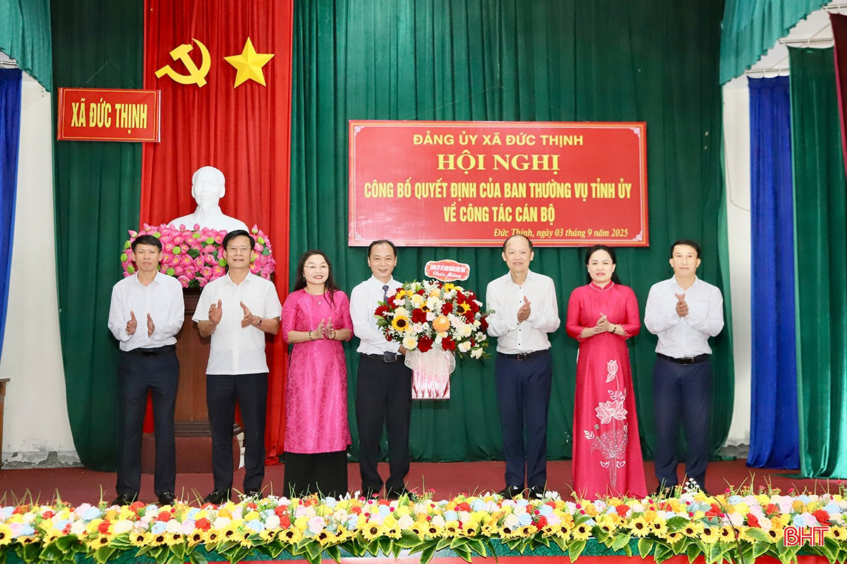 Đảng ủy UBND tỉnh tặng hoa chúc mừng đồng chí Nguyễn Thiều Quang. bqbht_br_e2.jpg