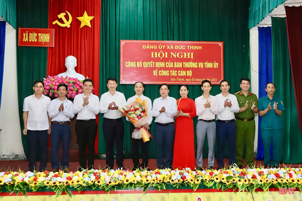 Đảng ủy xã Đức Thịnh tặng hoa chúc mừng đồng chí Nguyễn Thiều Quang. bqbht_br_e1.jpg
