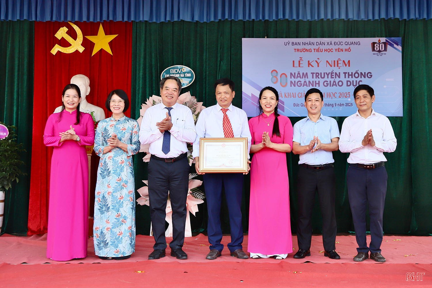 Trưởng ban Nội chính Tỉnh ủy trao bằng khen của Chủ tịch UBND tỉnh cho tập thể Trường Tiểu học Yên Hồ bqbht_br_k1.jpg