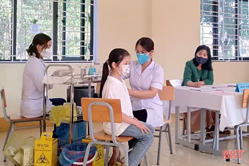 Tiêm phòng COVID-19 cho trẻ: Hà Tĩnh hạ dần độ tuổi