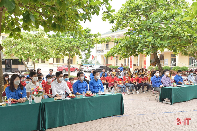 Trao tặng “Không gian đọc sách, sinh hoạt và tương tác đội” cho trường học ở Hương Khê