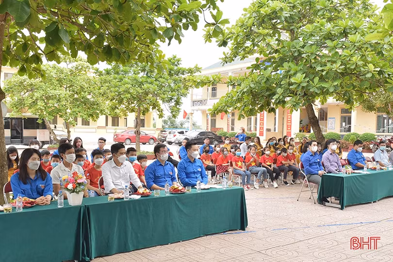 Trao tặng “Không gian đọc sách, sinh hoạt và tương tác đội” cho trường học ở Hương Khê