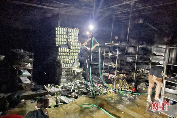 Cháy nhà lúc đêm khuya, gia đình bán tạp hóa ở Hà Tĩnh thiệt hại hơn 700 triệu đồng