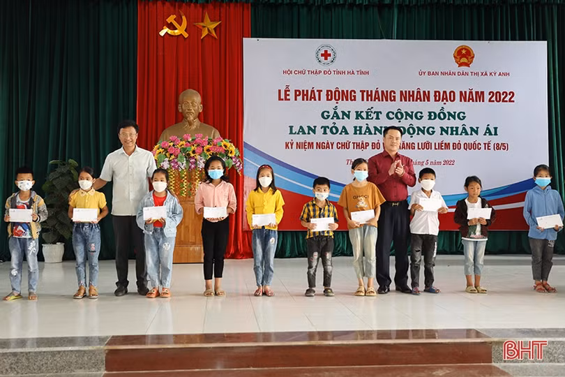 Phát động Tháng Nhân đạo năm 2022, kêu gọi mọi người gắn kết với nhau bằng những việc làm tử tế