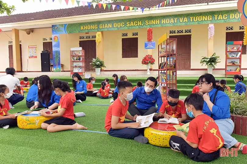 Trao tặng “Không gian đọc sách, sinh hoạt và tương tác đội” cho trường học ở Hương Khê