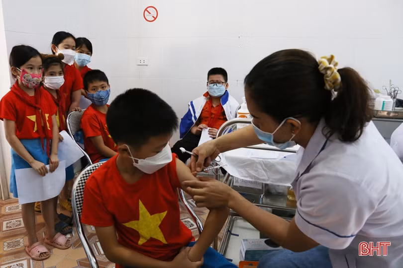 Tiêm phòng COVID-19 cho trẻ: Hà Tĩnh hạ dần độ tuổi
