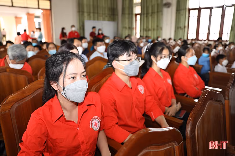 Phát động Tháng Nhân đạo năm 2022, kêu gọi mọi người gắn kết với nhau bằng những việc làm tử tế