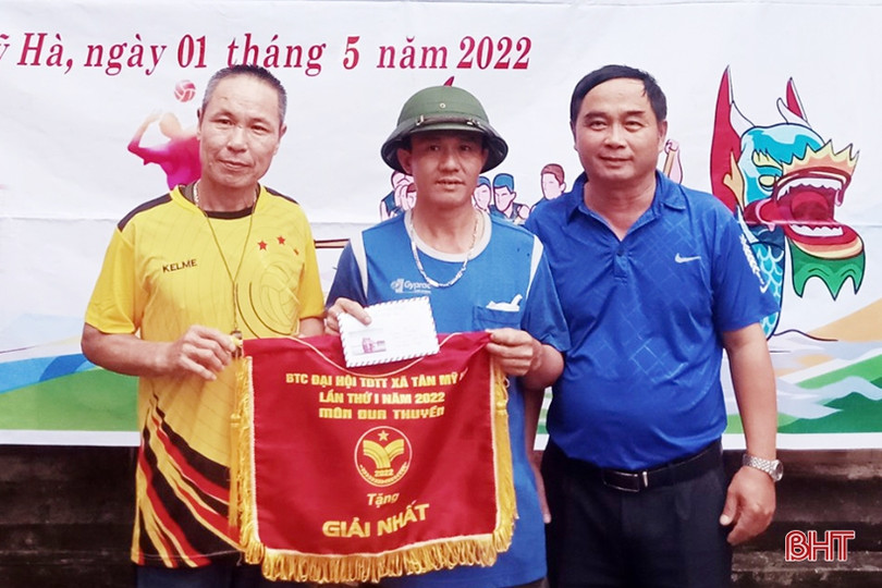 Trao các giải đua thuyền trên sông Ngàn Phố