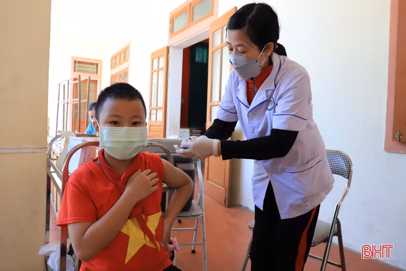 Tiêm phòng COVID-19 cho trẻ: Hà Tĩnh hạ dần độ tuổi