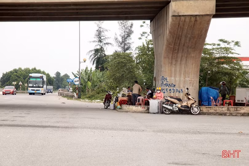 Nguy cơ tai nạn giao thông từ “bến cóc” trên QL 1 ở Hà Tĩnh