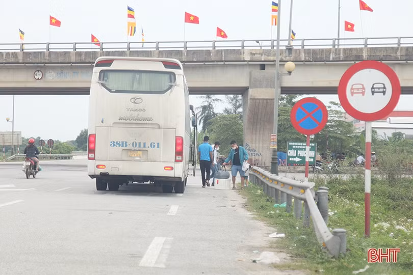 Nguy cơ tai nạn giao thông từ “bến cóc” trên QL 1 ở Hà Tĩnh