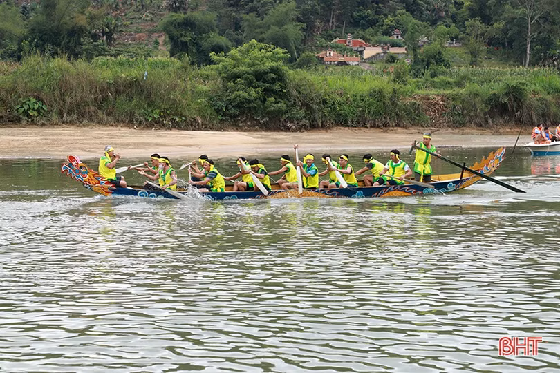 Trao các giải đua thuyền trên sông Ngàn Phố