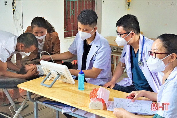 Khám sàng lọc cho hơn 600 trẻ em ở Hương Khê