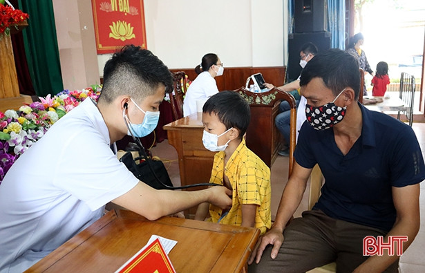 Khám sàng lọc bệnh tim và sứt môi, hở vòm miệng cho trẻ em Hà Tĩnh