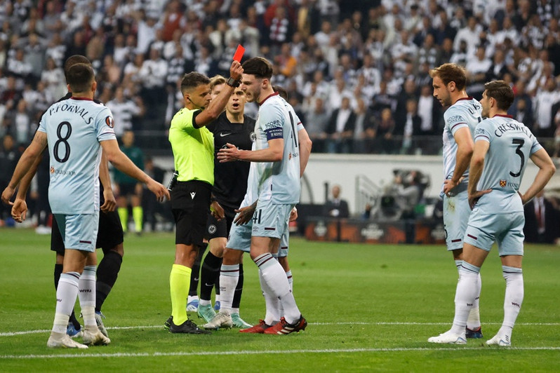 West Ham rời Europa League trong ngày HLV David Moyes nhận thẻ đỏ