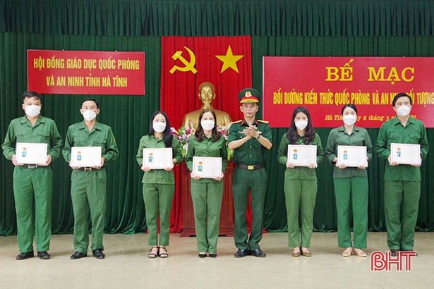 Bế mạc lớp bồi dưỡng kiến thức QP - AN cho 91 cán bộ, công chức