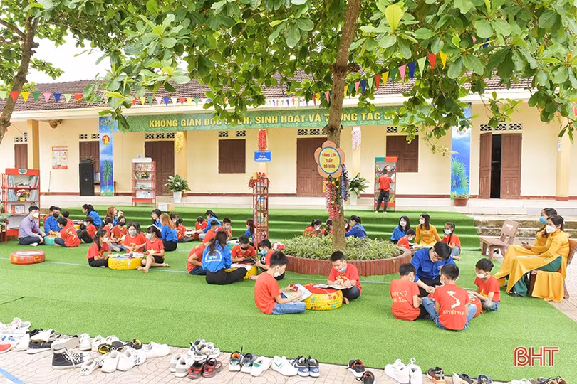 Trao tặng “Không gian đọc sách, sinh hoạt và tương tác đội” cho trường học ở Hương Khê