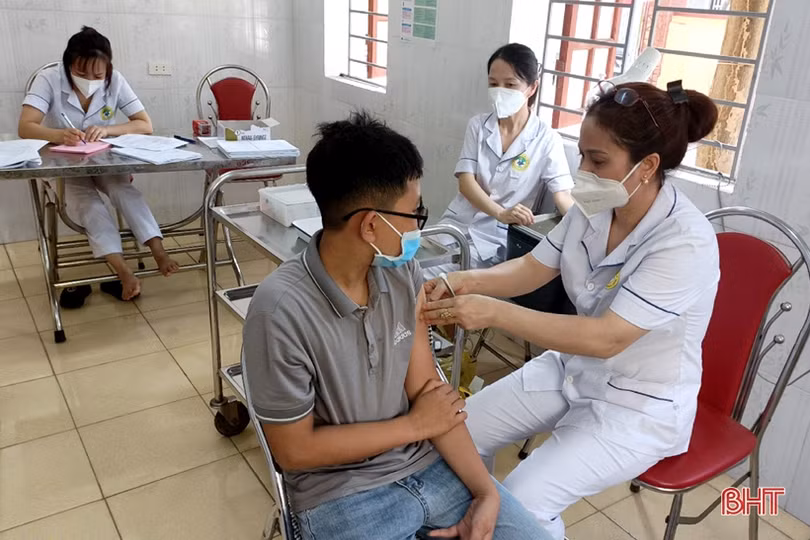 Tiêm phòng COVID-19 cho trẻ: Hà Tĩnh hạ dần độ tuổi