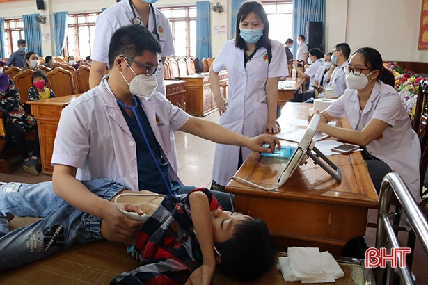 Khám sàng lọc bệnh tim và sứt môi, hở vòm miệng cho trẻ em Hà Tĩnh