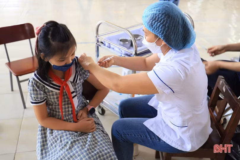 Tiêm phòng COVID-19 cho trẻ: Hà Tĩnh hạ dần độ tuổi