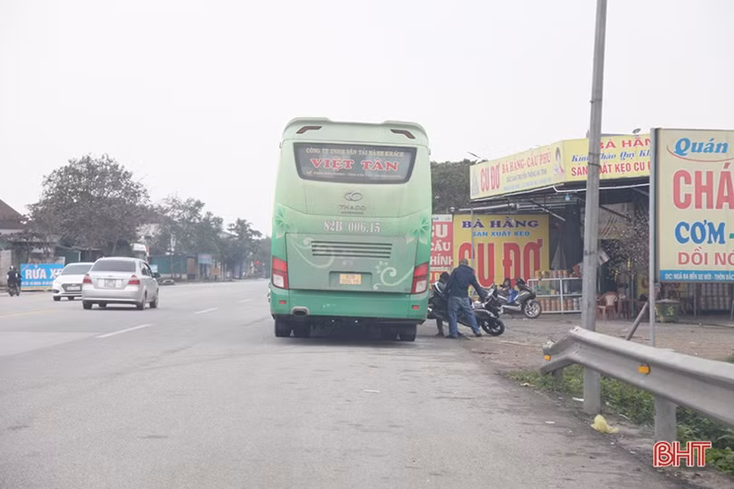 Nguy cơ tai nạn giao thông từ “bến cóc” trên QL 1 ở Hà Tĩnh