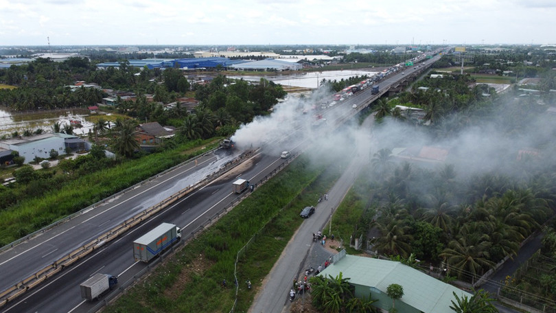 Ôtô chở dầu cháy lan dài 100 m ở cao tốc Trung Lương