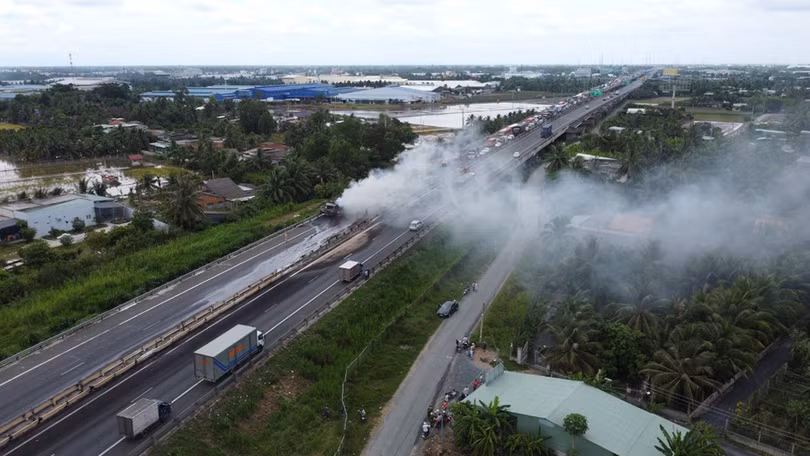 Ôtô chở dầu cháy lan dài 100 m ở cao tốc Trung Lương