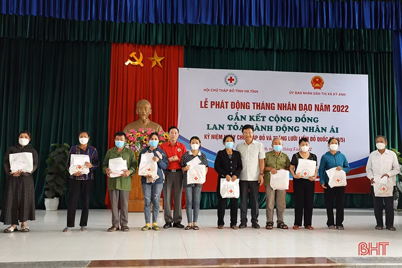 Phát động Tháng Nhân đạo năm 2022, kêu gọi mọi người gắn kết với nhau bằng những việc làm tử tế