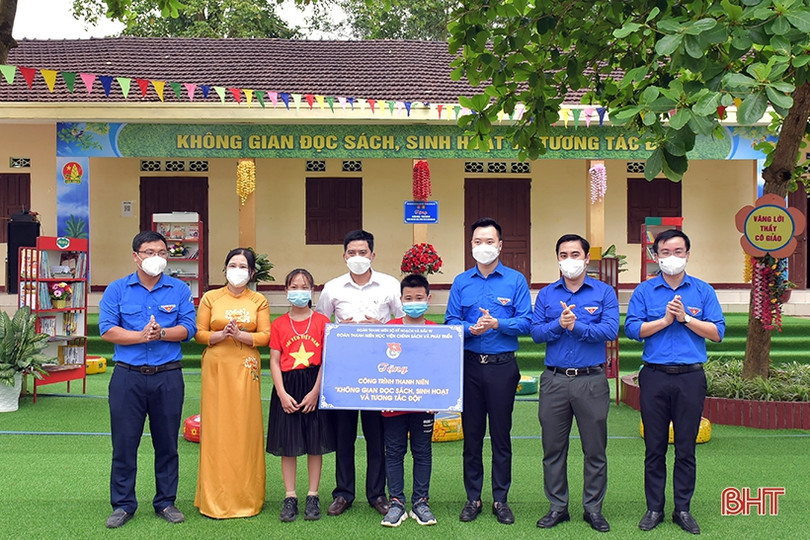 Trao tặng “Không gian đọc sách, sinh hoạt và tương tác đội” cho trường học ở Hương Khê
