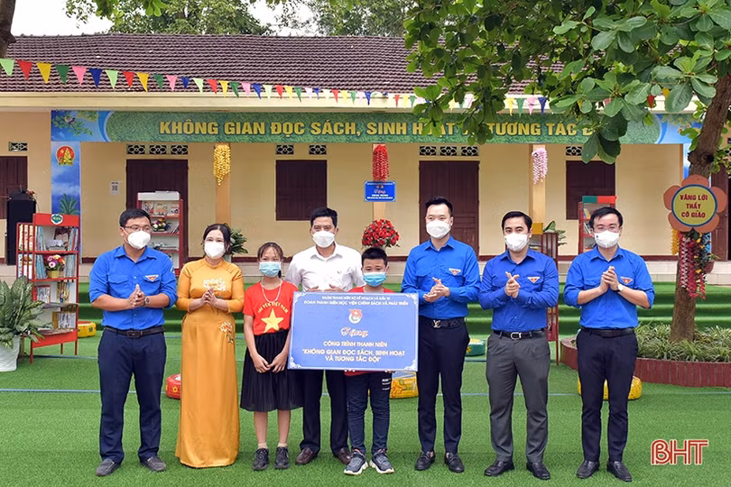 Trao tặng “Không gian đọc sách, sinh hoạt và tương tác đội” cho trường học ở Hương Khê