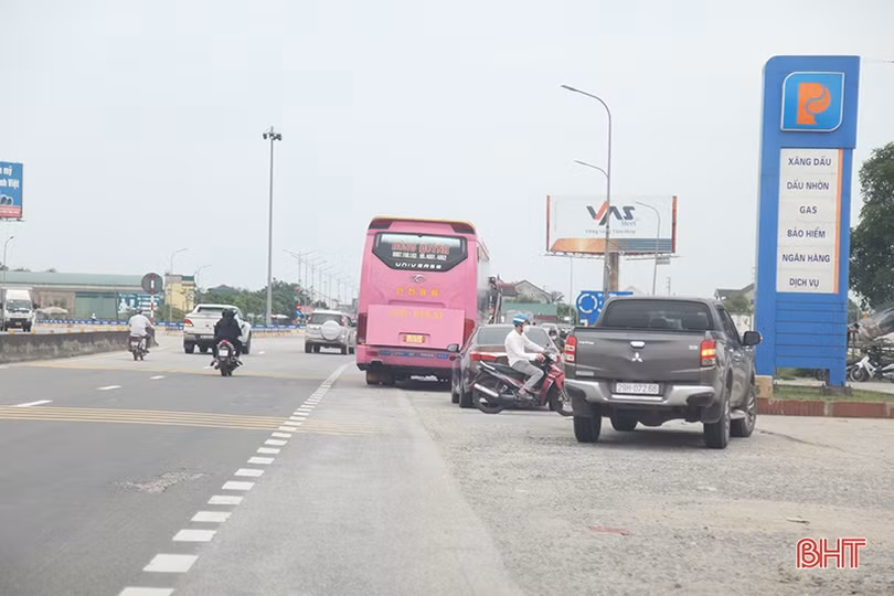 Nguy cơ tai nạn giao thông từ “bến cóc” trên QL 1 ở Hà Tĩnh