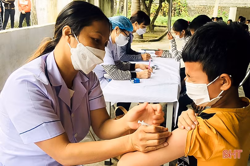 Tiêm phòng COVID-19 cho trẻ: Hà Tĩnh hạ dần độ tuổi