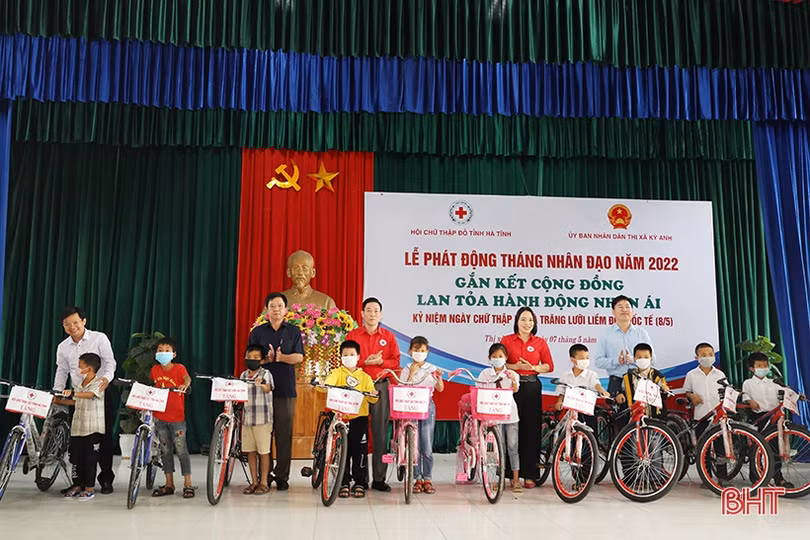 Phát động Tháng Nhân đạo năm 2022, kêu gọi mọi người gắn kết với nhau bằng những việc làm tử tế