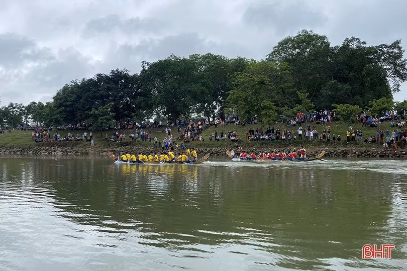 Trao các giải đua thuyền trên sông Ngàn Phố