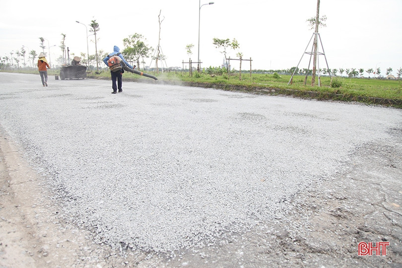 Dắm vá, trồng mới cây xanh trên đường Ngô Quyền ở TP Hà Tĩnh 