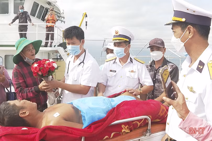 Bác sỹ người Hà Tĩnh kịp thời cấp cứu ngư dân bị đột quỵ não ở Trường Sa