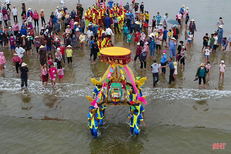 Đặc sắc lễ rước cấp thủy lễ hội Đền Cả - Dinh Đô quan Hoàng Mười