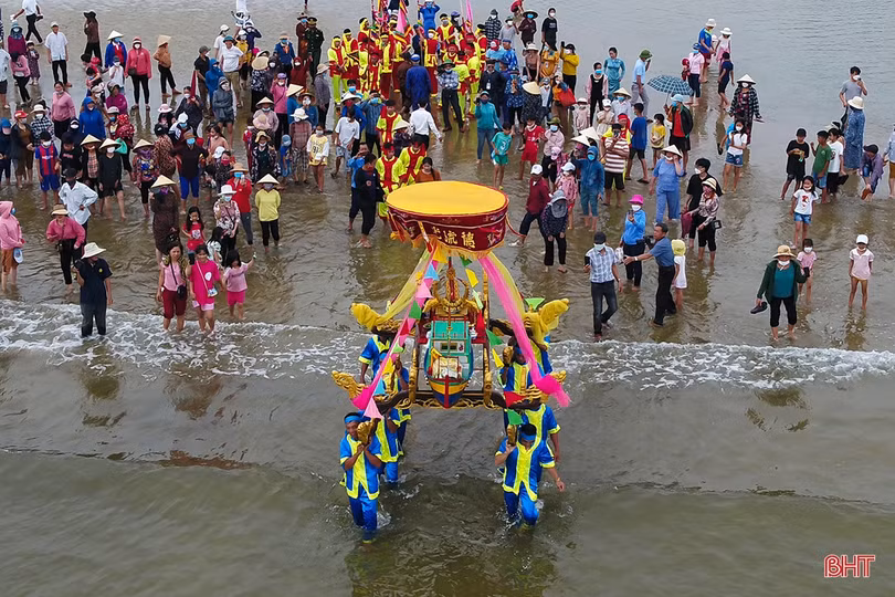 Đặc sắc lễ rước cấp thủy lễ hội Đền Cả - Dinh Đô quan Hoàng Mười