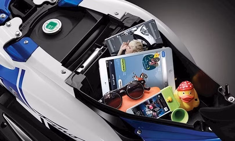 Những vật dụng không nên để trong cốp xe máy