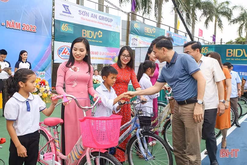 Giải Quần vợt Cúp Truyền hình Hà Tĩnh lần thứ VI vinh danh các tay vợt xuất sắc