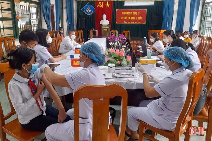 Tiêm phòng COVID-19 cho trẻ: Hà Tĩnh hạ dần độ tuổi