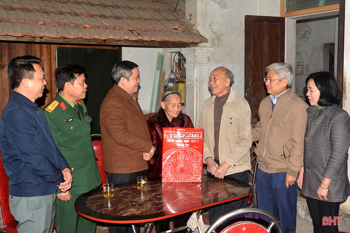 Chủ tịch UBND tỉnh Trần Tiến Hưng chúc tết Mẹ Việt Nam anh hùng, gia đình chính sách ở TX Hồng Lĩnh