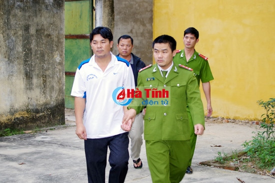 Khởi tố, bắt giam nhóm đối tượng giữ xe, "giam lỏng" công an ảnh 1