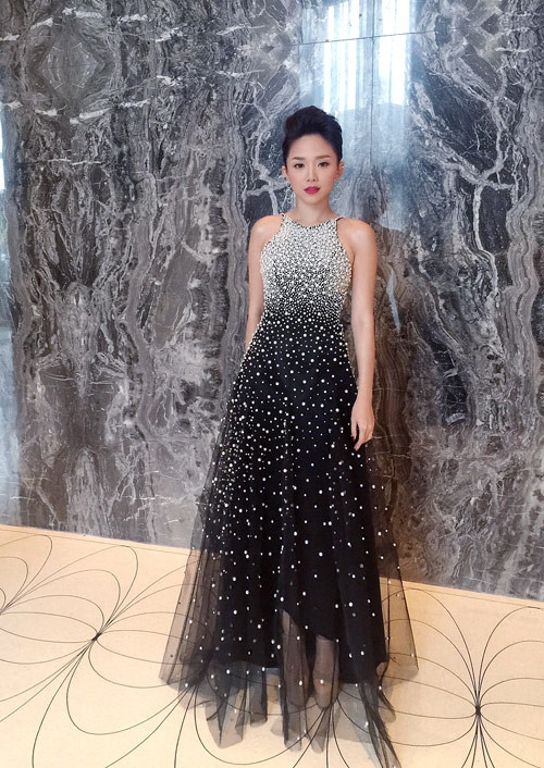 Tham dự buổi tiệc do cựu danh thủ David Beckham tổ chức tại Mỹ, Tóc Tiên gây ấn tượng trong mẫu váy dạng yếm phủ voan lãng mạn, đính hạt trai cầu kỳ của Lý Quí Khánh. Tác phẩm này thu về 1.711 lượt vote.