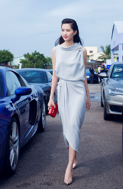 Giữ vững phong độ từ 2014, Hoa hậu Thu Thảo tiếp tục là mỹ nhân nổi bật về phong cách thảm đỏ năm nay, nhiều lần xuất hiện trong Top sao mặc đẹp mỗi tuần. Hình ảnh cô gắn liền với những thiết kế thanh lịch, nữ tính do Lê Thanh Hòa thực hiện, tôn lên nét đẹp mong manh, yêu kiều của bản thân. Đặc biệt, chiếc váy lụa mềm mại cùng những nếp xếp tinh tế mà người đẹp sinh năm 1991 diện tới buổi họp báo của một hãng xe hơi giúp cô ghi điểm thuyết phục, giành được tới 2.810 lượt vote từ độc giả báo Ngoisao.net tuần đó.