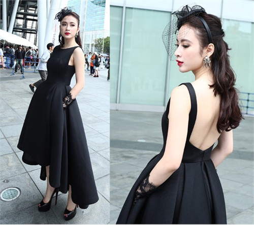 Tới xem trận đấu khai mạc UFC 2015, Angela Phương Trinh hóa quý cô cổ điển thanh lịch cùng bộ váy mullet bay bổng của Đỗ Mạnh Cường, kết hợp mạng che mặt kiêu kỳ. Diễn viên 9X được 1.329 độc giả bình chọn là ngôi sao mặc đẹp nhất tuần.